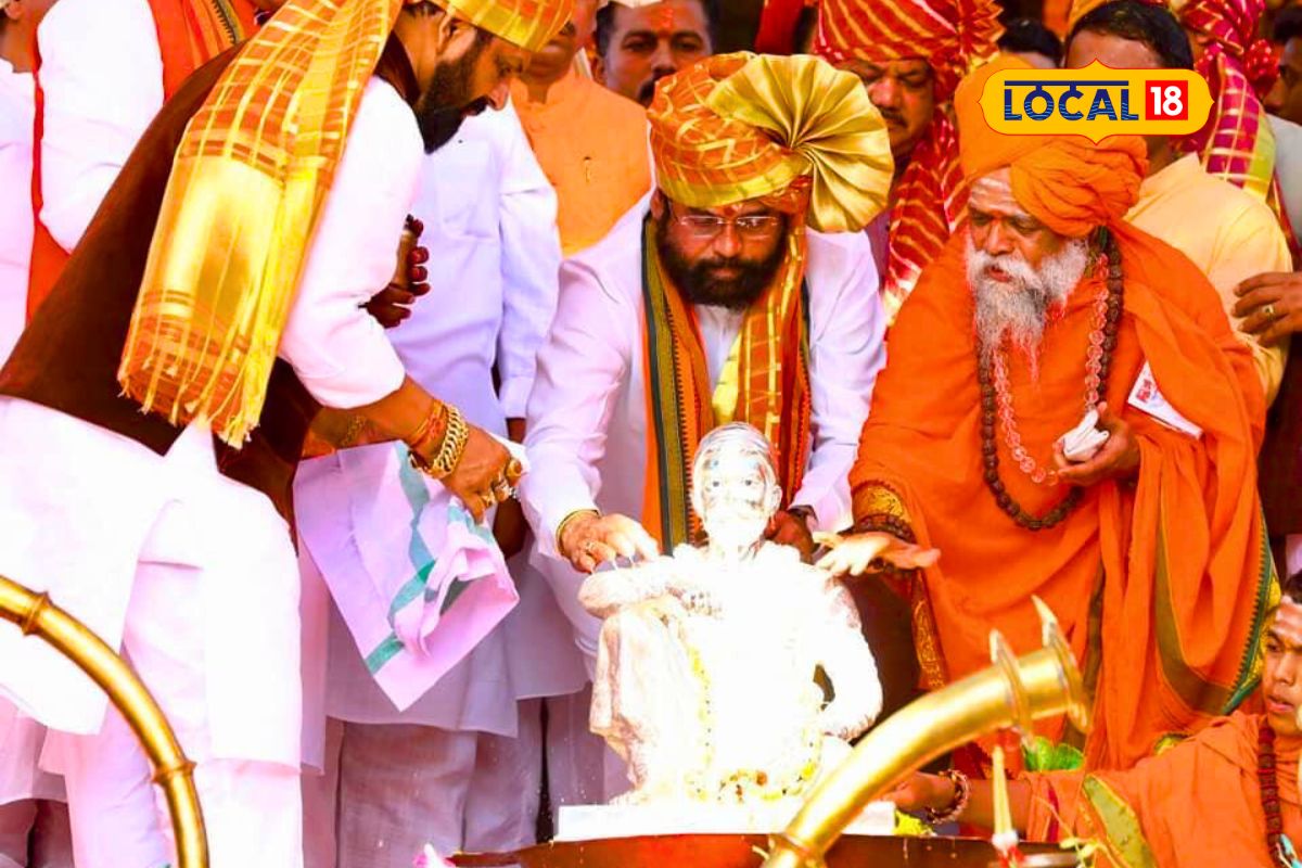 Mumbai News : रायगडावर शिवरायांचं चांदीचं शिल्प, कुणी केलं तयार? पाहा हा VIDEO