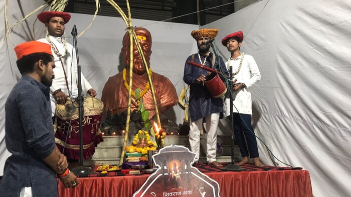 6 जुन 1674 रोजी किल्ले रायगडावर सुवर्ण सिंहासन स्थापन करून शिवाजी महाराज छत्रपती झाले.