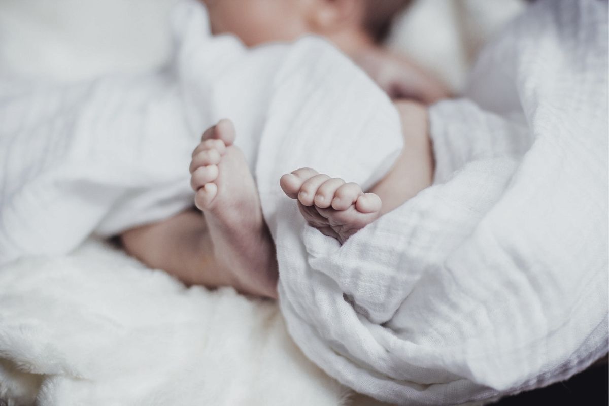 मुलीला एकटं सोडून आई गेली 10 दिवसांच्या सुट्टीवर