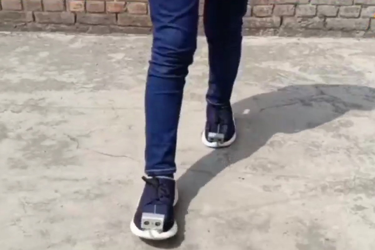 कृतज्ञने केवळ फोनवर संशोधन करून हे बूट तयार केले आहेत. जे अंधांसाठी खूप फायदेशीर ठरतील.