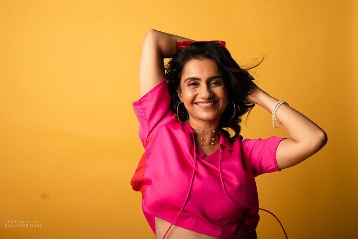  अमृता आणि ज्योती याचं आडनाव ढेंबरे असं आहे. ज्योती यांच्या नवऱ्याचं आणि अमृताच्या वडिलांचं नाव सुभाषचंद्र ढेंबरे असं आहे. मायलेकी आपल्या नावापुढे सुभाष हे नाव लावतात.