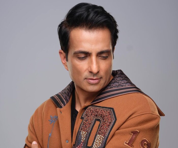 इंग्लिश मीडियमची फी जास्त असते त्यामुळे सामान्य मुलांना ते शिक्षण परवडत नाही. पण या शाळेत प्रवेश घेणाऱ्या मुलांची फी सूद चॅरिटेबल फाउंडेशन भरणार आहे.