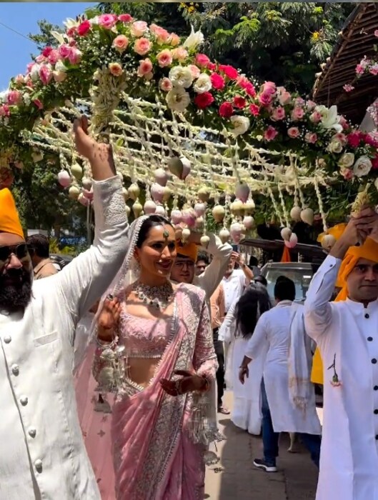  सोनाली सेहगलच्या लग्नाच्या एंट्रीचे व्हिडीओ आणि फोटो सोशल मीडियावर व्हायरल होत आहेत.