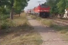 स्टेशनवर तिकिटांसाठी गर्दी, पण गाडीत कोणीच चढत नाही? भुताटकी तर नाही ना?