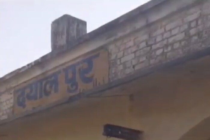 पंतप्रधानांनी लक्ष घातल्यावर मंत्रिमंडळाच्या मंजुरीनंतर 6 महिन्यांच्या कालावधीत दयाळपूर स्थानकाची पायाभरणी झाली. अखेर 1958 साली हे स्थानक सुरू झालं, हिरवा झेंडा दाखवण्यात आला आणि गाड्याही धावू लागल्या. तब्बल 47 वर्ष या परिसरातील 25 हून अधिक गावांतील लोकांनी या रेल्वेगाड्यांतून प्रवास केला. परंतु 2005 साली हे स्थानक बंद करण्यात आलं, ते आजपर्यंत सूरू झालेलं नाही.