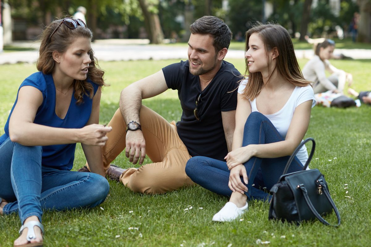 या थ्रपल रिलेशनशिपचे अनेक किस्से सोशल मीडियावर व्हायरल होत आहेत.