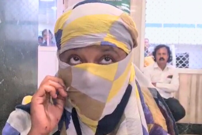 कोयत्याच्या हल्ल्यात मुलीला डोक्यावर टाके पडले असून हातावरही जखमा झाल्या आहेत. 