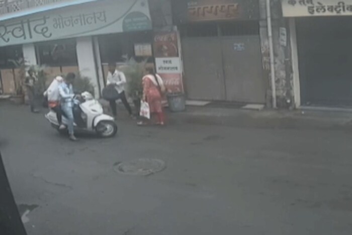आरोपी मुलाच्या घरी सांगितल्याच्या रागातून त्याने मुलीवर कोयत्याने हल्ला केला. 