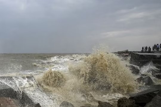 कच्छमध्ये रेड अलर्ट 