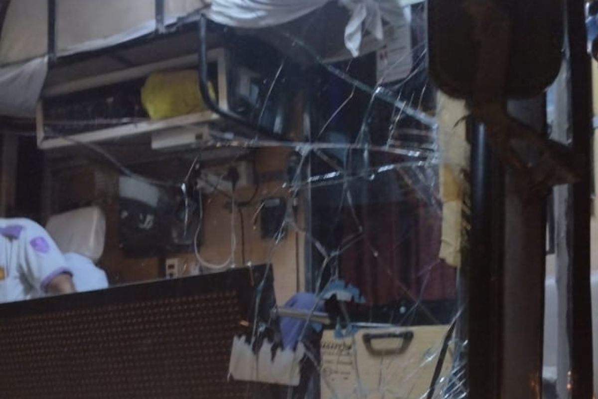 बसवर दगडफेक