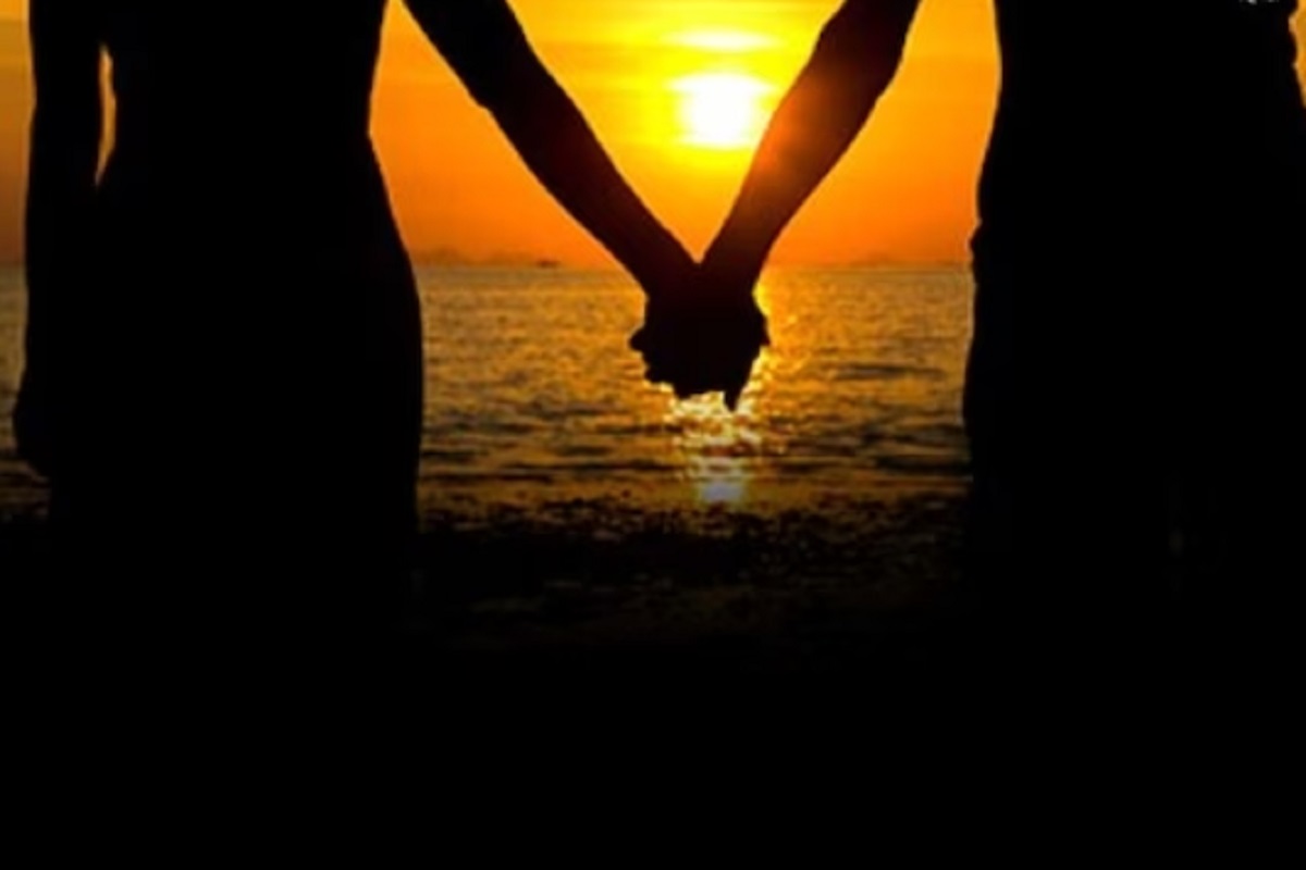 त्याने तिच्या प्रत्येक हालचालीवर बारीक नजर ठेवायला सुरुवात केली. एके दिवशी...