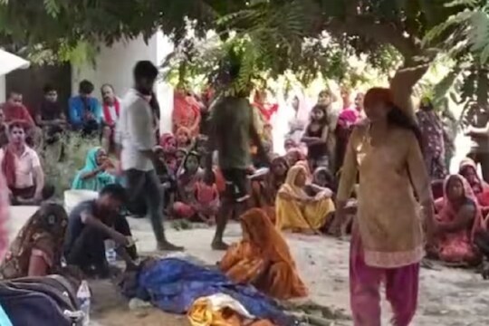 मृतदेहाभोवती फिरत ती मंत्रोच्चार करत होती. तब्बल 5-6 तास हा तमाशा सुरू होता. 
