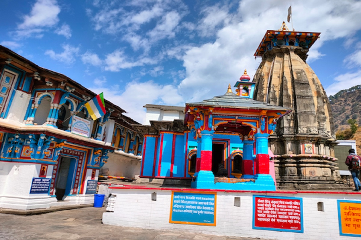 आयुष्याच्या शेवटच्या टप्प्यात 'त्यांनी' आपल्या वैभवाचा त्याग केला आणि तीर्थयात्रा करत 'ते' या पवित्रस्थळी पोहोचले.