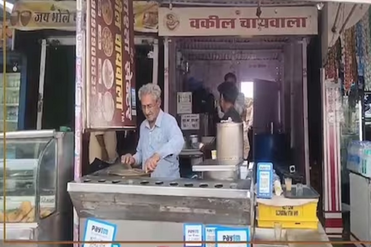 ते येथे चहा प्यायला येणाऱ्या सर्वांच्या अडचणी जाणून घेतात, त्यांवर उपाय सुचवतात.