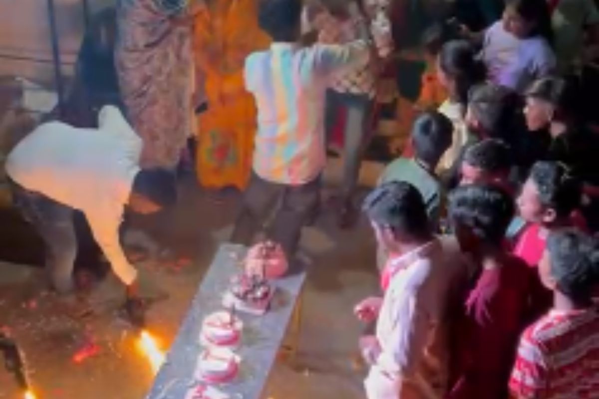 केक कापताना तरुणाच्या तोंडाला आग