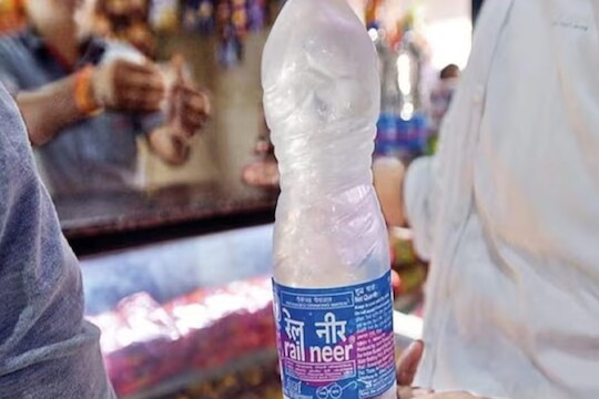 सर्व प्रमुख स्थानकांवर प्रवाशांना 5 रुपयांत बाटलीबंद पाणी उपलब्ध करून देणार आहे. 