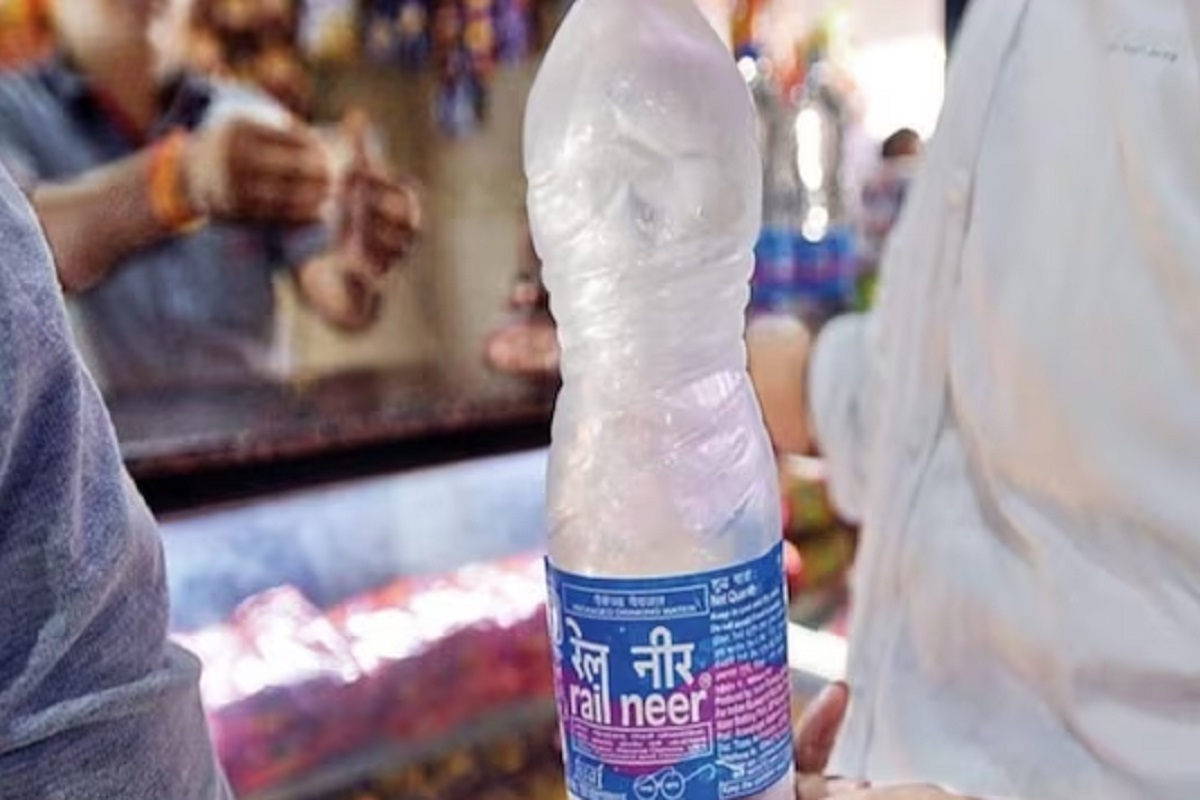 सर्व प्रमुख स्थानकांवर प्रवाशांना 5 रुपयांत बाटलीबंद पाणी उपलब्ध करून देणार आहे.