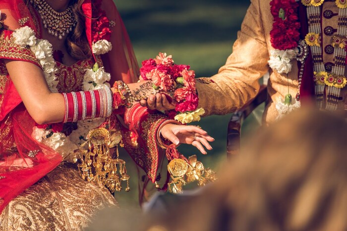 पण तुम्हाला माहिती आहे का खरंतर भारतातही एका ठिकाणी लग्नाची अशी प्रथा आहे. जिथं नवरदेवाला लग्नातच दारू पाजली जाते. आश्चर्य म्हणजे नवरदेवाची आई, नवरीची आई आणि नवरीसुद्धा नवरदेवाला दारू पाजते. त्यानंतर लग्नाच्या पुढील विधीला सुरुवात होते.