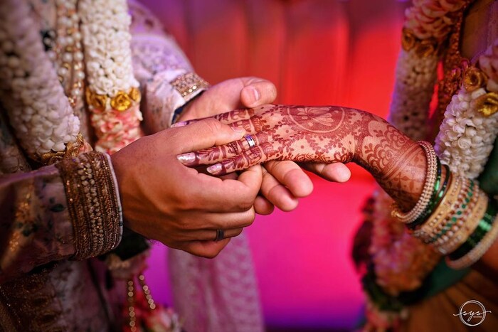 तुषार आणि नभाच्या साखरपुड्याचे फोटो सध्या सोशल मीडियावर व्हायरल होत आहेत. 
