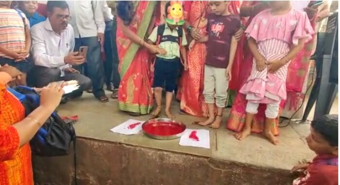 घोड्यावर तर कुठे फुलांच्या पायघड्या घालून विद्यार्थ्यांचं स्वागत, तुमचा शाळेचा पहिला दिवस कसा होता? हे तुम्ही आमच्यासोबत शेअर करा. 