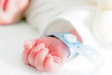 डोळ्याच्या उलट्या पापण्या, जन्मताच दात आले अन्...; बाळाला पाहून डॉक्टरांनाही घाम