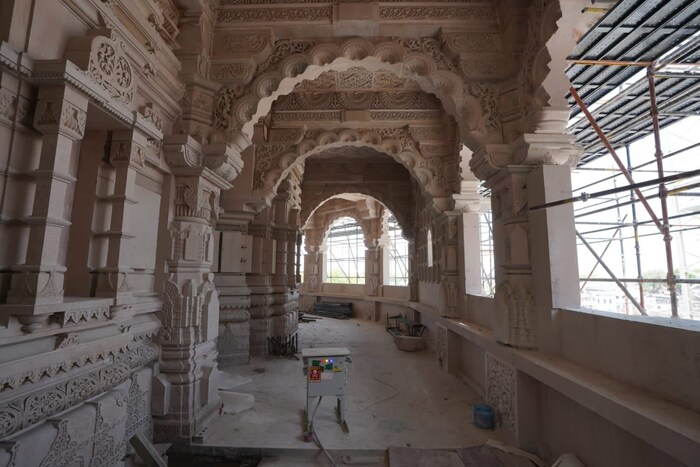 राम भक्तांनी अर्पण केलेल्या या मौल्यवान धातूंचा वापर भगवान श्रीरामांच्या गाभाऱ्याच्या मुख्य दरवाजाच्या उभारणीत केला जाणार आहे.