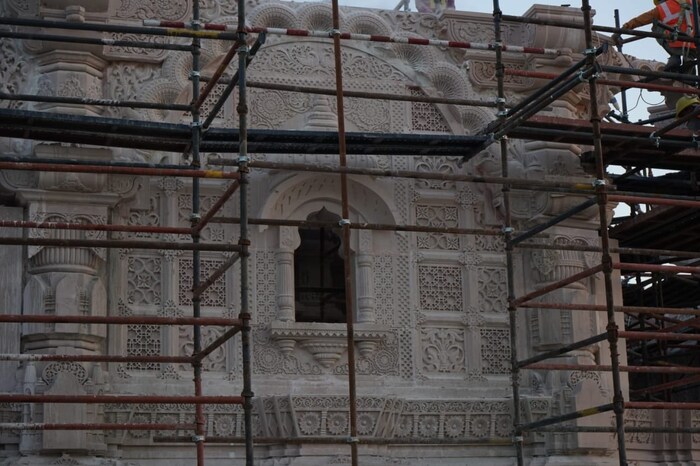 दरम्यान, मंदिराची भव्यता आणि दिव्यता एवढी सुंदर असावी की, ते पाहिल्यावर नुसतं पाहतच राहावंसं वाटायला हवं, अशीही भाविकांची मागणी आहे.