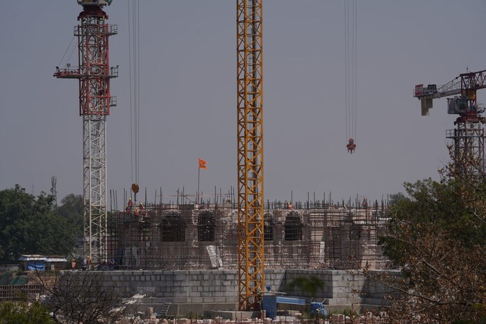 म्हणूनच देवाचा दरवाजा सोन्याने मढवण्याचा ट्रस्टचा विचार आहे. भक्तांनी राम मंदिर उभारणीसाठी 4 ते 5 किलो सोनं अर्पण केलं आहे.