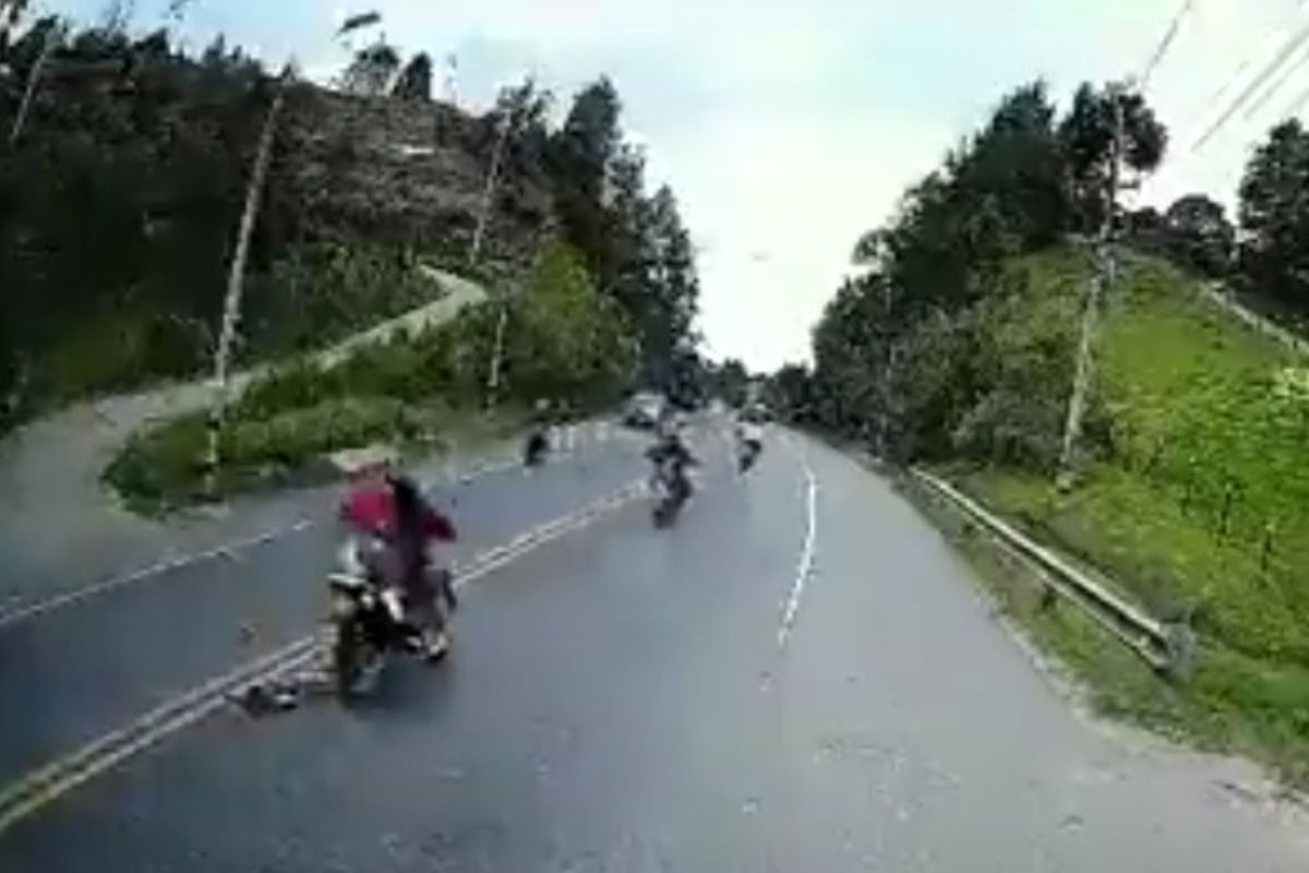 भयानक अपघातातून बचावली चिमुकली. (फोटो - ट्विटर व्हिडीओ ग्रॅब)