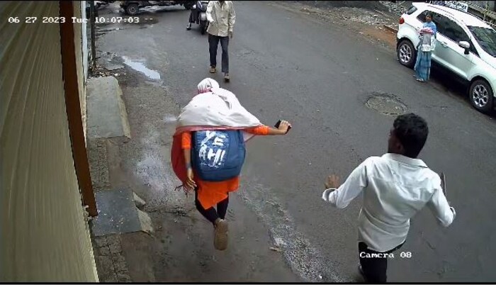 एकतर्फी प्रेमातून या तरुणानं तरुणीवर हल्ला केल्याची माहिती समोर आली आहे. 