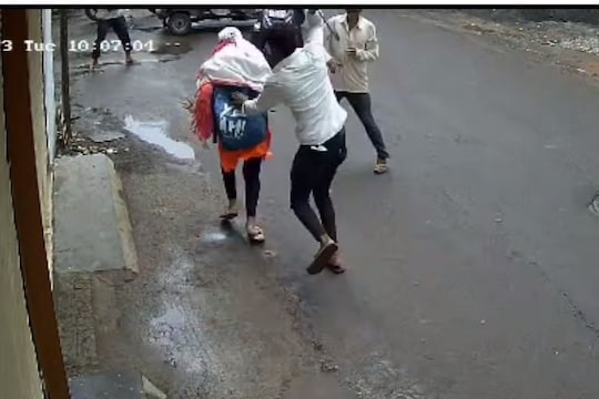 पुण्यात तरुणीवर कोयत्यानं हल्ला  