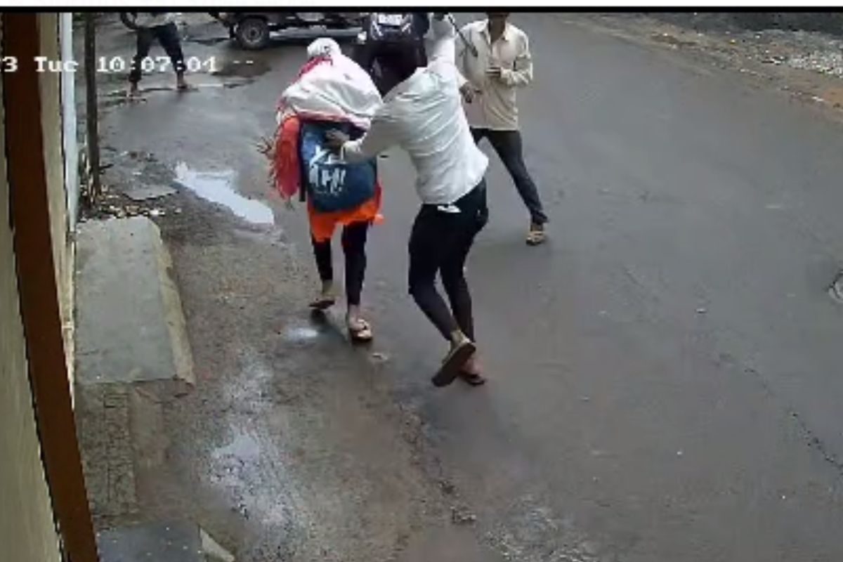 पुण्यात तरुणीवर कोयत्यानं हल्ला