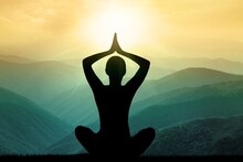 YOGA बाबत डॉक्टरांनी असं काही सांगितलं की, पोस्टमुळे सोशल मीडियावर उडाली खळबळ