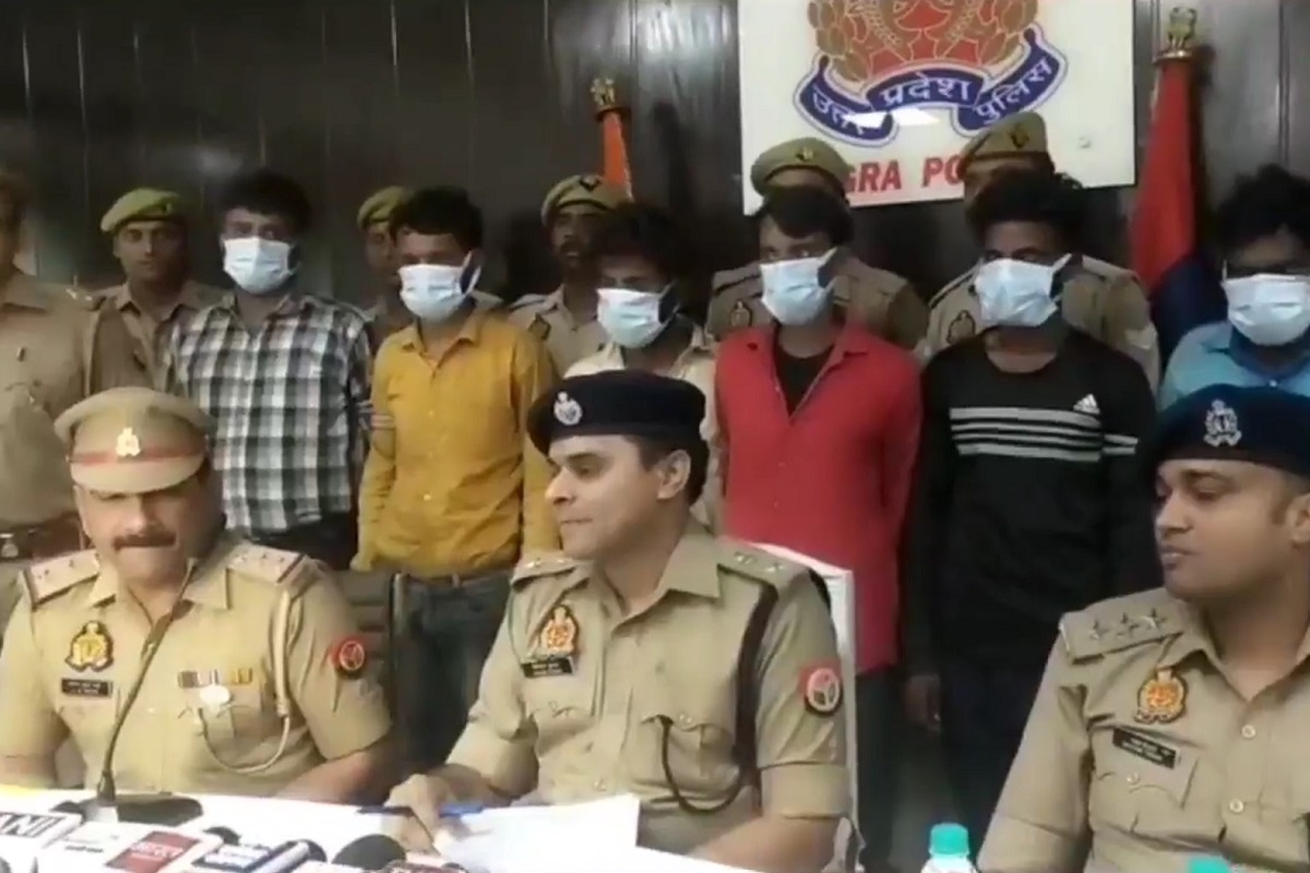 भूक लागली म्हणून ऑनलाइन ऑर्डर केली, पार्सल घ्यायला दार उघडलं आणि....