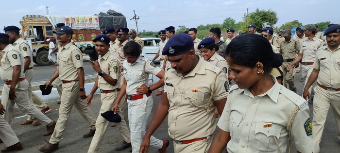 वारीत वनाधिकाऱ्यांनी हरिनामाचा गजर करत टाळ-मृदुंगाच्या तालावर ठेका धरल्याचे पाहायला मिळाले.