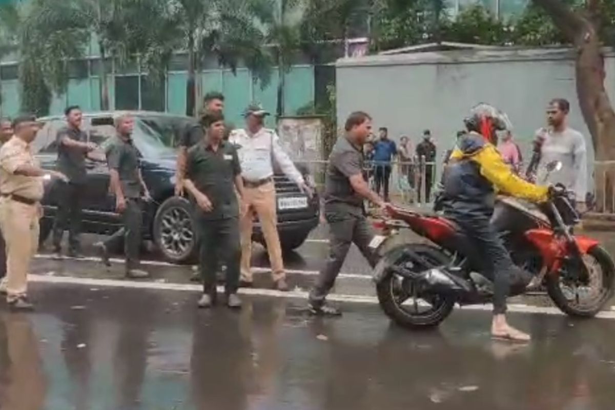 आदित्य ठाकरेंच्या गाडीला सेनाभवनजवळ अपघात