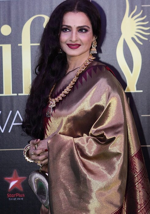  अभिनेत्री रेखा आज वयाच्या 68 व्या वर्षीही सौंदर्याच्या बाबतीत नवोदित अभिनेत्रींनाही टक्कर देतात.