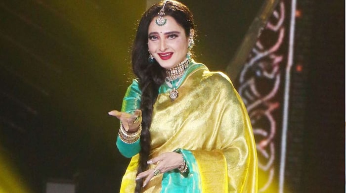  अभिनेत्री रेखाचं खरं नाव भानुरेखा असं आहे. ती केवळ रेखा असंच नाव लावते. तर तिचं आडनाव गणेशन असं. भानुरेखा गणेशन असं रेखाचं पूर्ण नाव आहे.