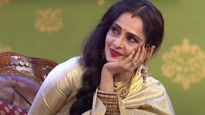  रेखा यांनी एकेकाळी मोठ्या पडद्यावर बॅक टू बॅक हिट चित्रपट देत लोकांना अक्षरशः वेड लावलं होतं.