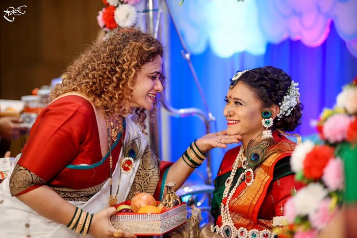  चंद्रकोर टिकलीच्या खाली सुकन्यानं सोन्याची चंद्रकोर कपाळावर परिधान केली आहे. त्या चंद्रकोरीवरील छोटे मणी सुकन्याच्या संपूर्ण लुकची शोभा वाढवत होते.