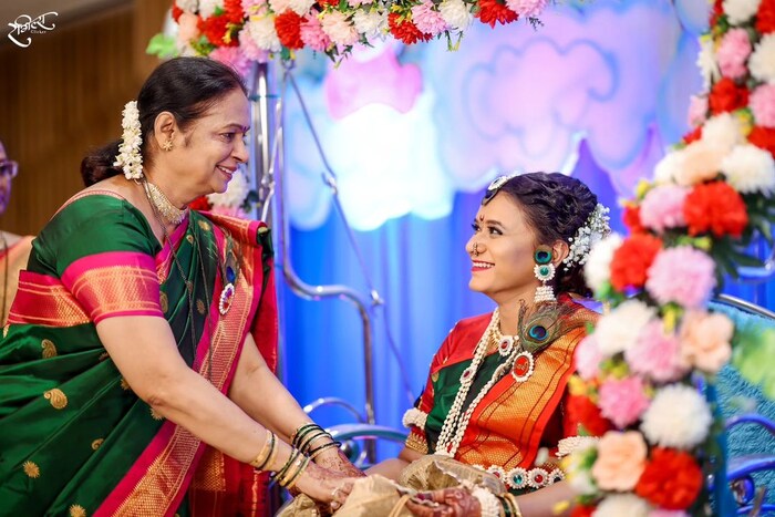  डोहाळे जेवणाच्या कार्यक्रमात फुलांचे सुंदर दागिने तिनं परिधान केले होते. सोबत नाकात नथ, केसात फुलांचे गजरे तिच्यावर फार शोभून दिसत होते.