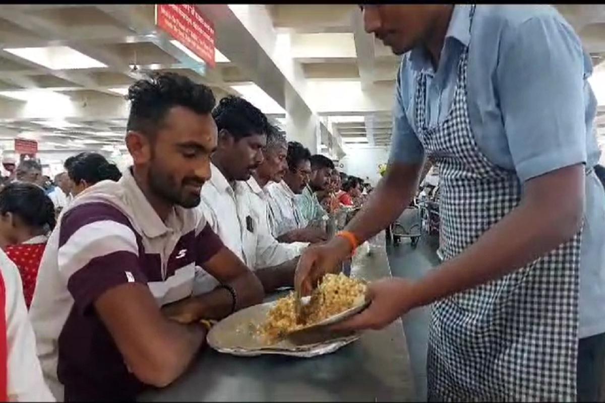 आषाढी एकादशी साईबाबा संस्थान खिचडी वाटप