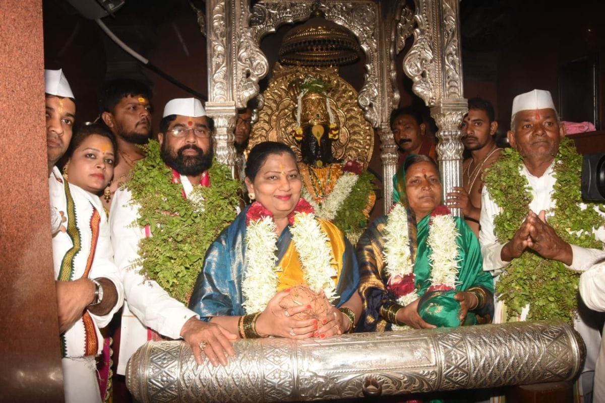 मुख्यमंत्री एकनाथ शिंदे यांनी सहकुटुंब विठ्ठल रुक्मिणी मंदिरामध्ये शासकीय महापूजा केली