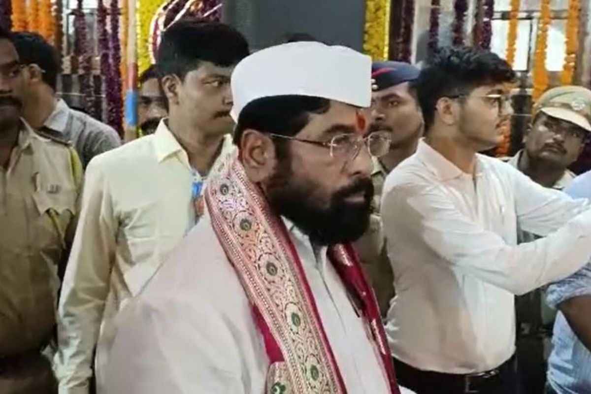 शासकीय महापूजेवेळी मुख्यमंत्री एकनाथ शिंदे यांच्यासोबत परिवारातील सर्व सदस्य उपस्थित होते.