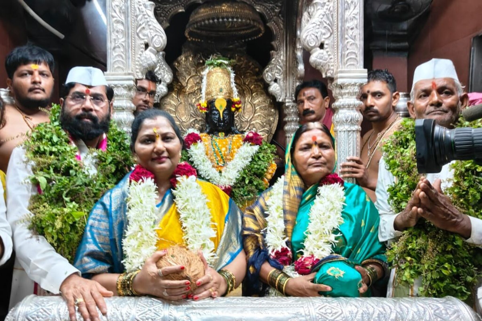 'बा विठ्ठला…सगळ्यांना सुखी, समृद्ध कर; मुख्यमंत्र्यांचं विठ्ठलाच्या चरणी साकडं