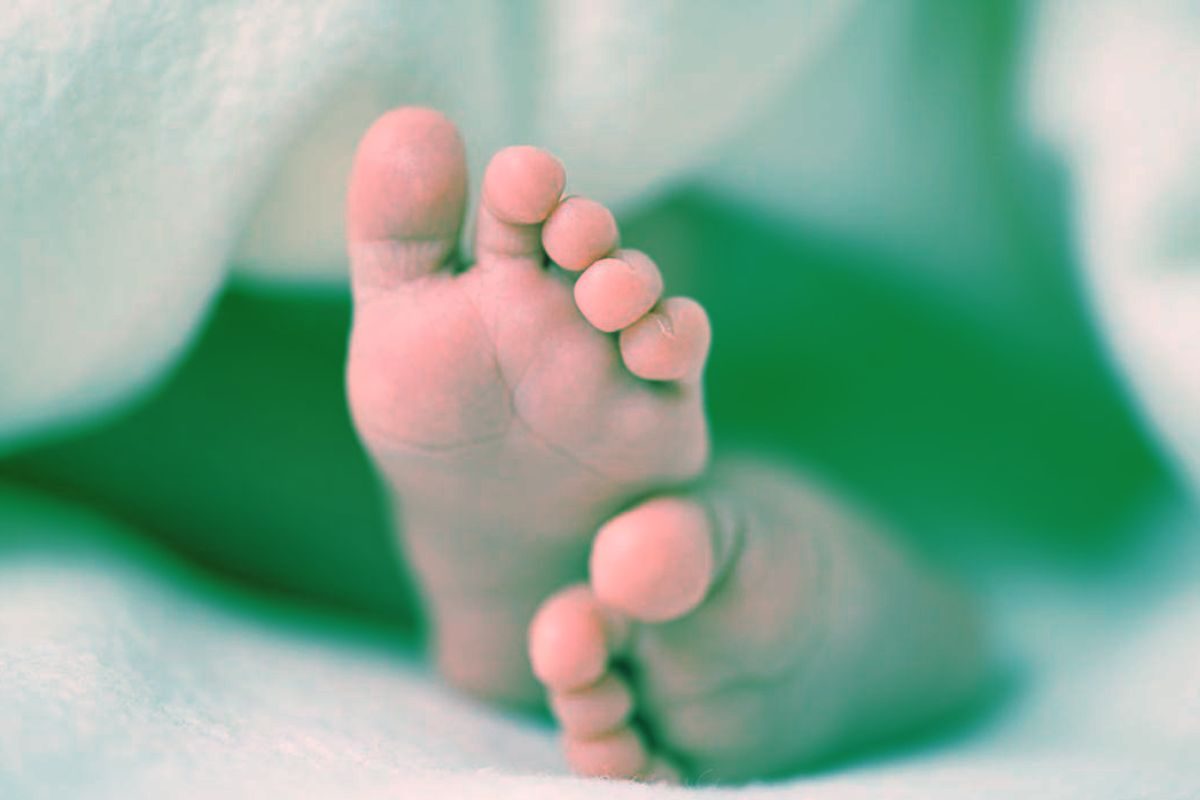 अचानक घराचा पोटमाळा कोसळला अन् खाली झोपलं होतं दीड महिन्याचं बाळ; कुटुंबाच्या डोळ्यासमोर...