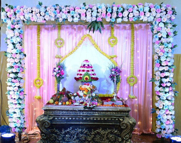 लालबागच्या राजाच्या पाऊल पूजनानंतर मूर्तीकार लालबागच्या राजाची गणेश मूर्ती साकारण्यास सुरुवात करतात. 