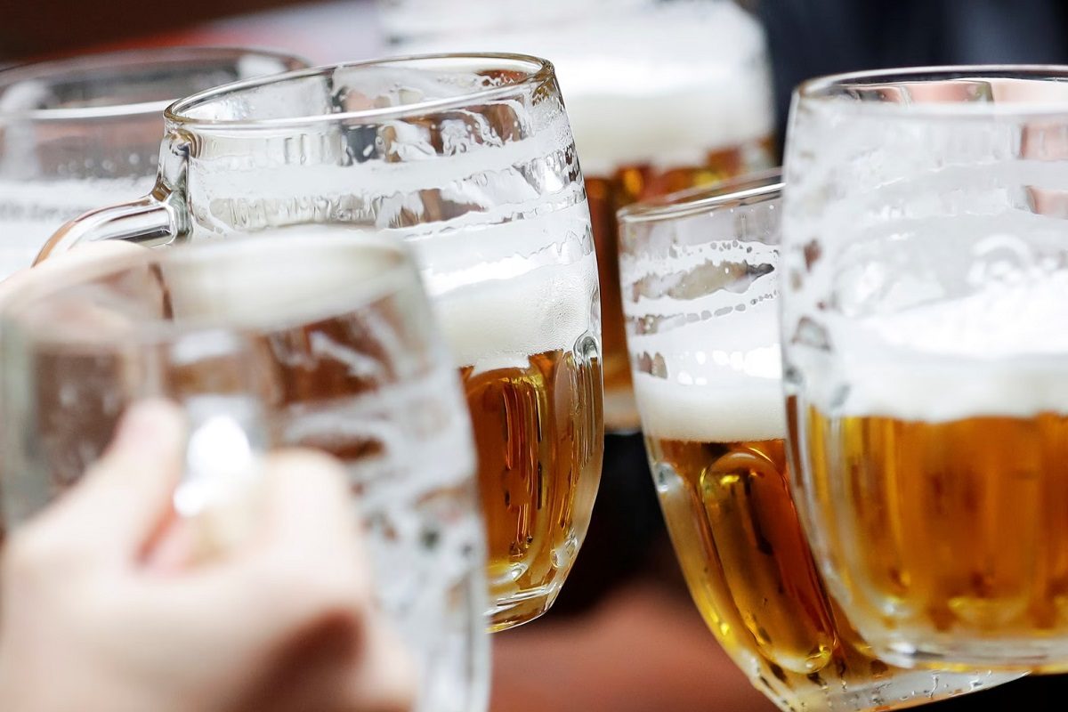 फेब्रुवारीमध्ये 242.30 लाख लिटर बिअरची विक्री झाल्याची आकडेवारी असून त्यापैकी 38.13 लाख लीटर मुंबई उपनगरात तर 12.96 लाख लीटर मुंबई शहरात विक्री झाली.