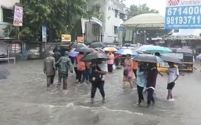 आज पहाटेपासून मुंबई उपनगराला पावसानं झोडपलं आहे. त्यामुळे मुंबईकरांची चांगलीच दाणादाण उडाली आहे. अगदी लोकल ते रस्ते वाहतुकीवरही या पावसाचा मोठा परिणाम झाल्याचं पाहायला मिळालं. 
