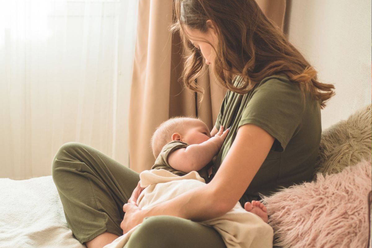 आईचे दूध हे बाळासाठी त्यांच्या आयुष्याच्या पहिल्या महिन्यांतील सर्वात आदर्श अन्न आहे.